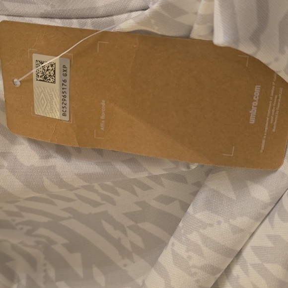 Umbro UO Exclusive V-Neck Long Sleeve Boxy Tee, Size M, Retail Price $39.00 USD - Picture 7 of 12